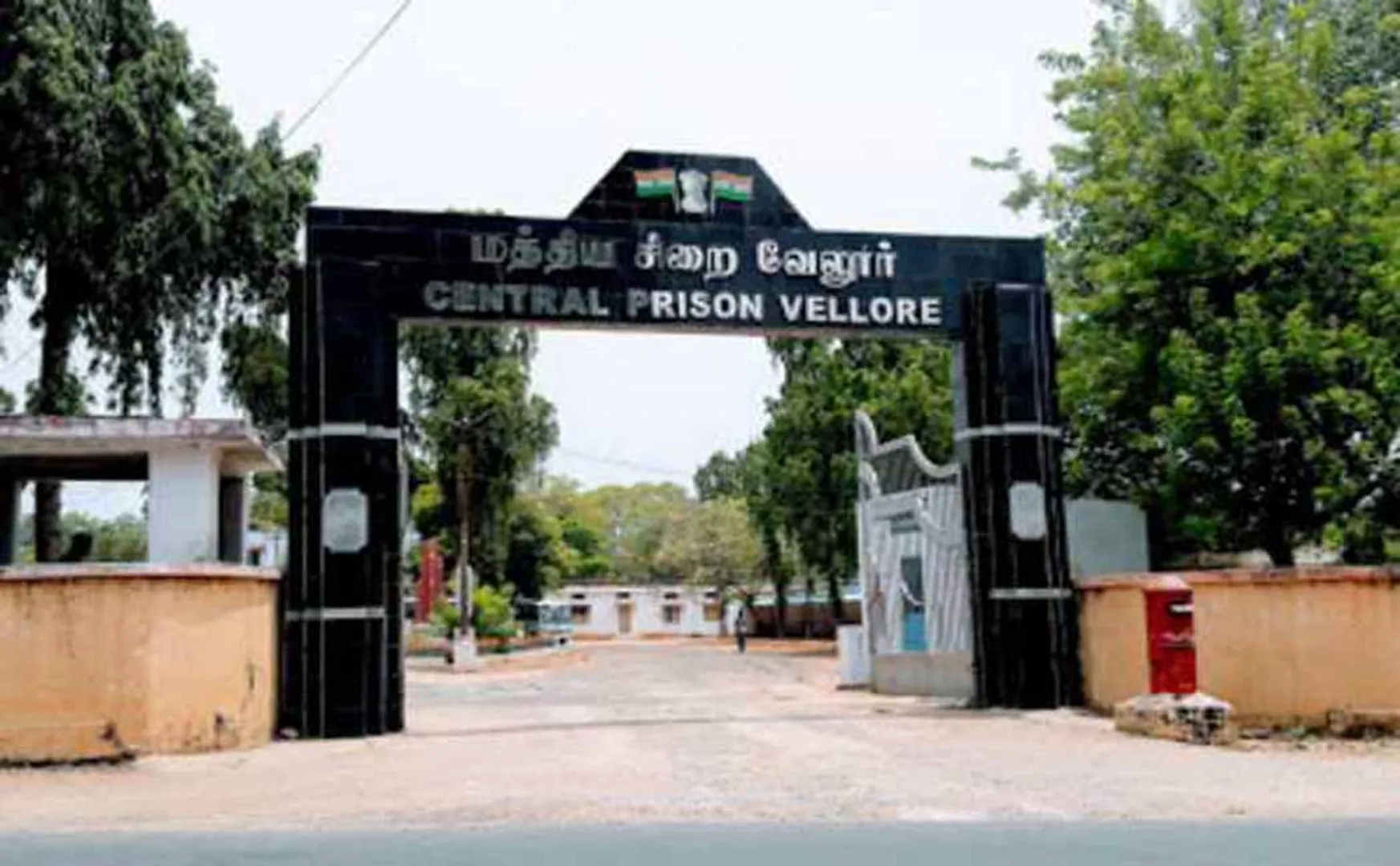 VELLORE PRISON MURUGAN USED MOBILE PHONE JAILERS SEIZURE